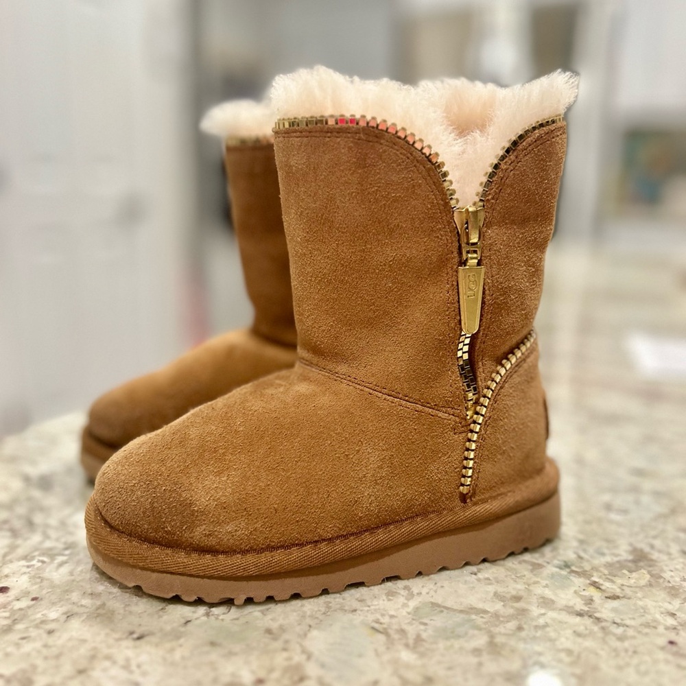 Ugg toddler size 10 boot